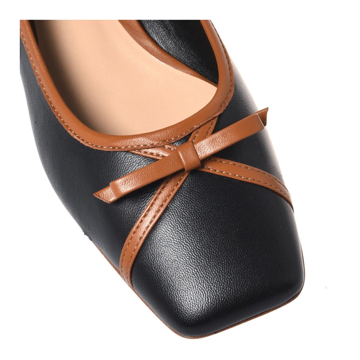 Schwarze Pumps mit eckiger Spitze