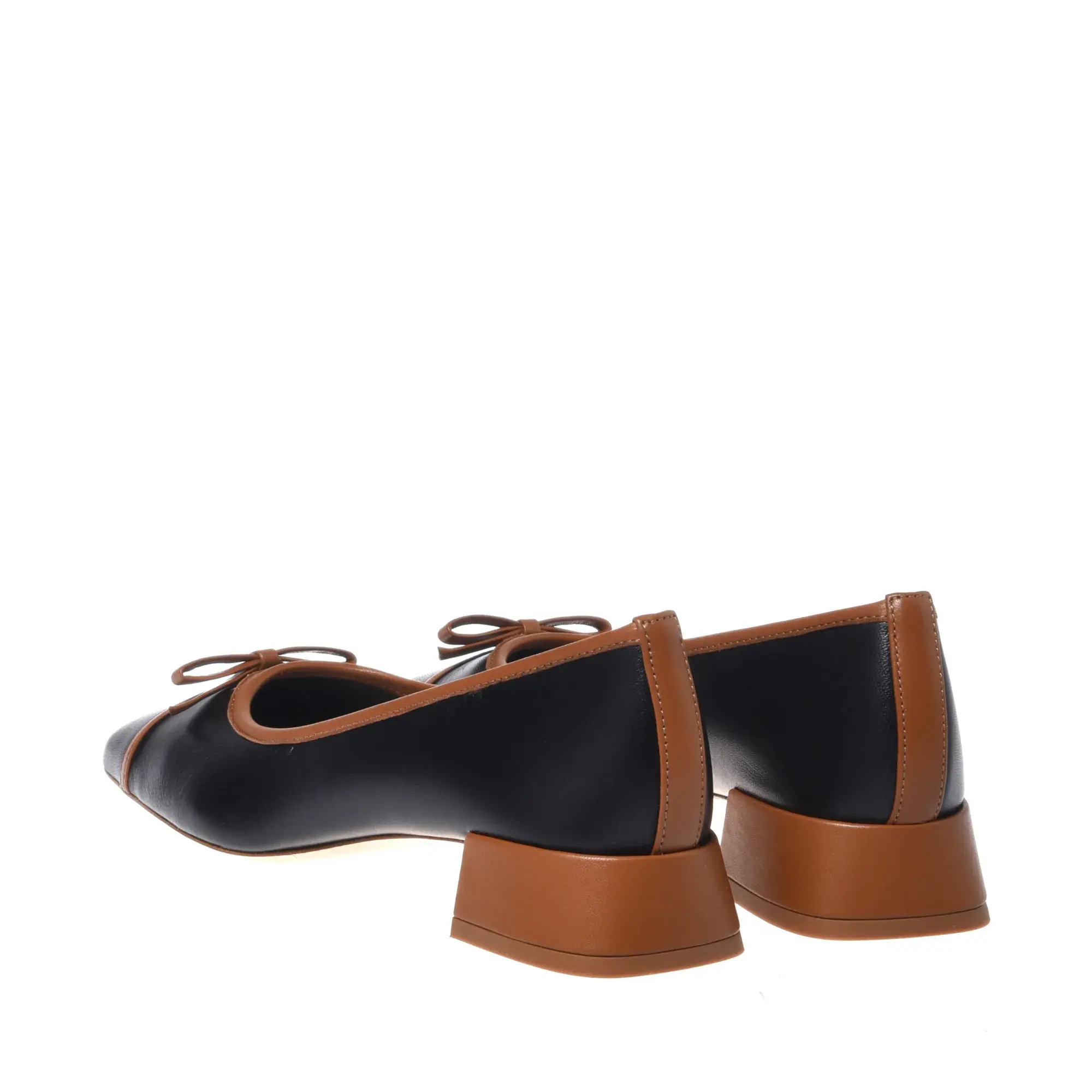 Schwarze Pumps mit eckiger Spitze