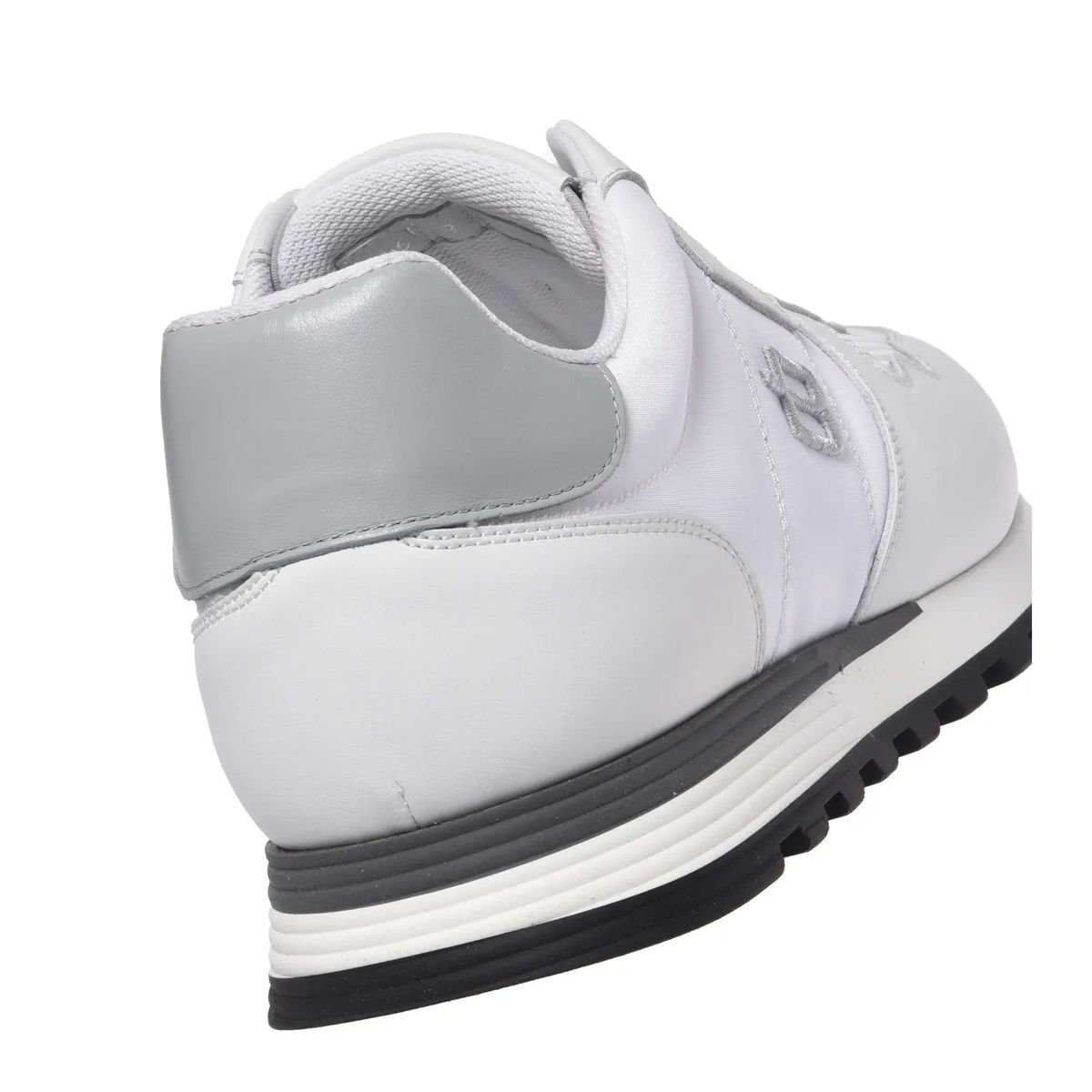 Moderner Laufschuh aus Leder und Mesh