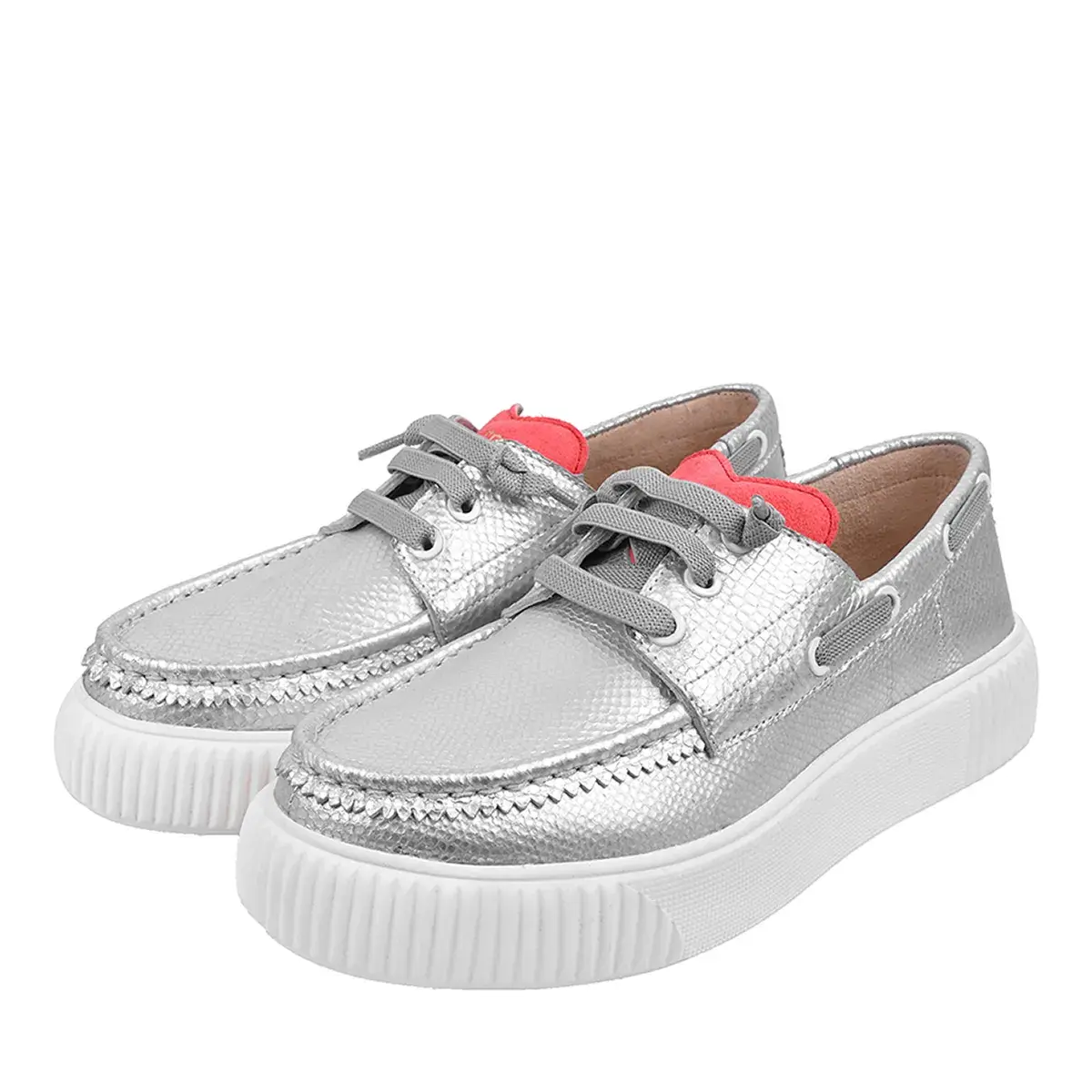 Silberne Lederschuhe mit Schnürsenkeln