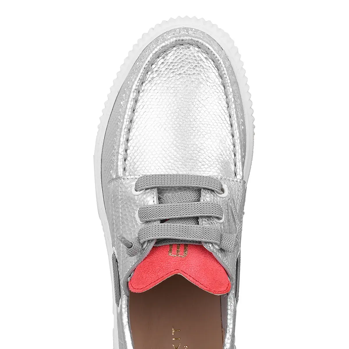 Silberne Lederschuhe mit Schnürsenkeln