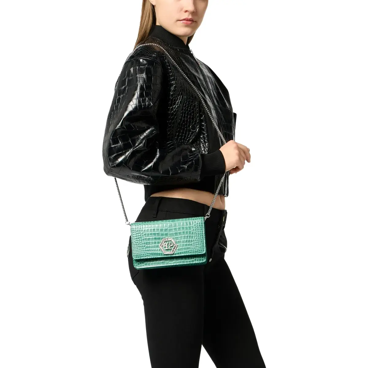 Geldbörsen-Clutch mit Krokoprägung und Kette