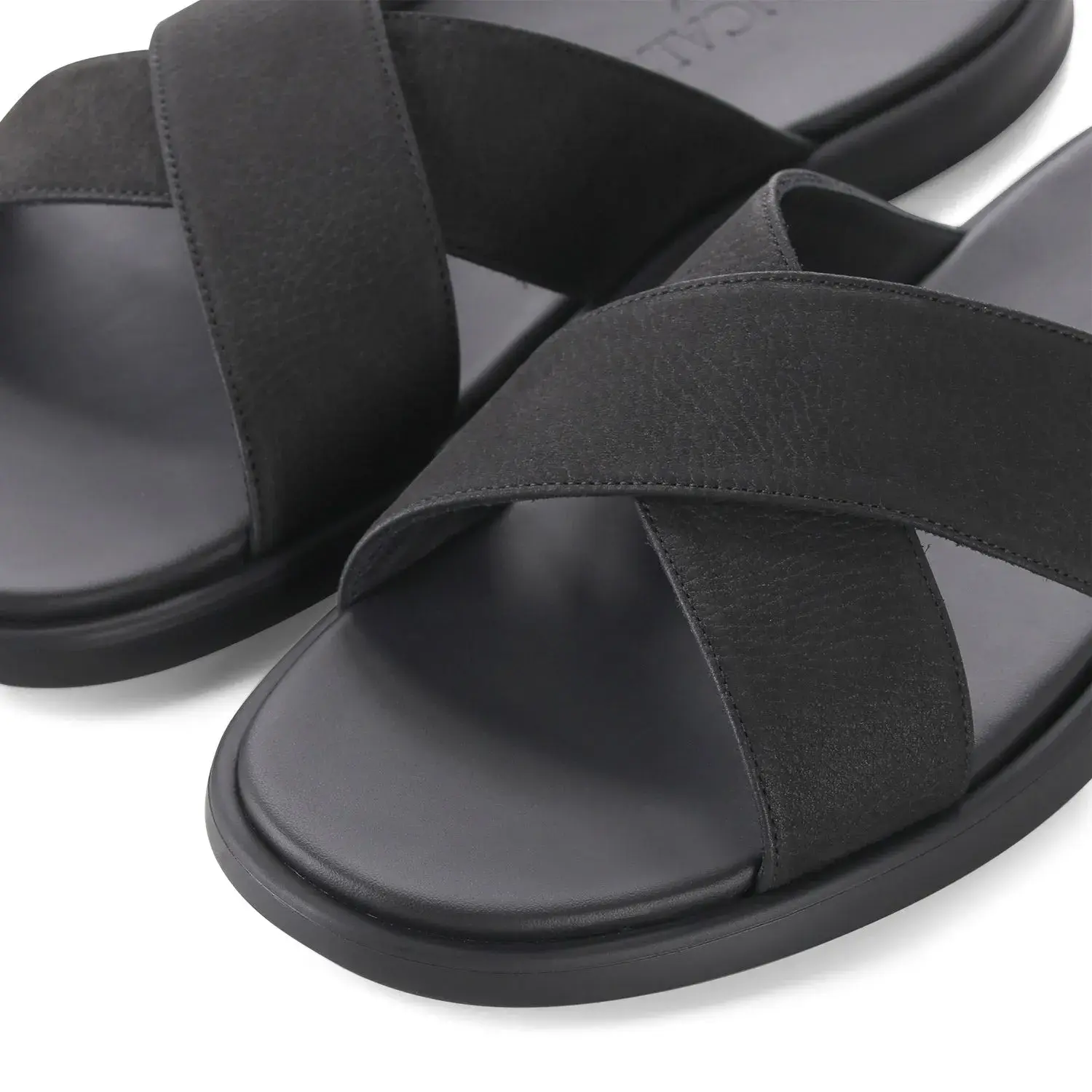 Leder-Sandalen mit gekreuzten Riemen
