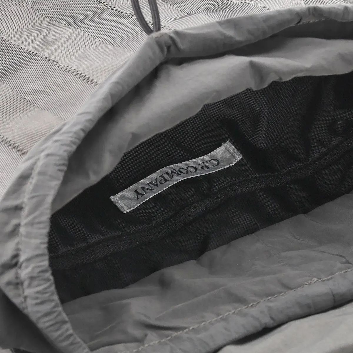 Umhängetasche mit Logo-Detail und Klappe