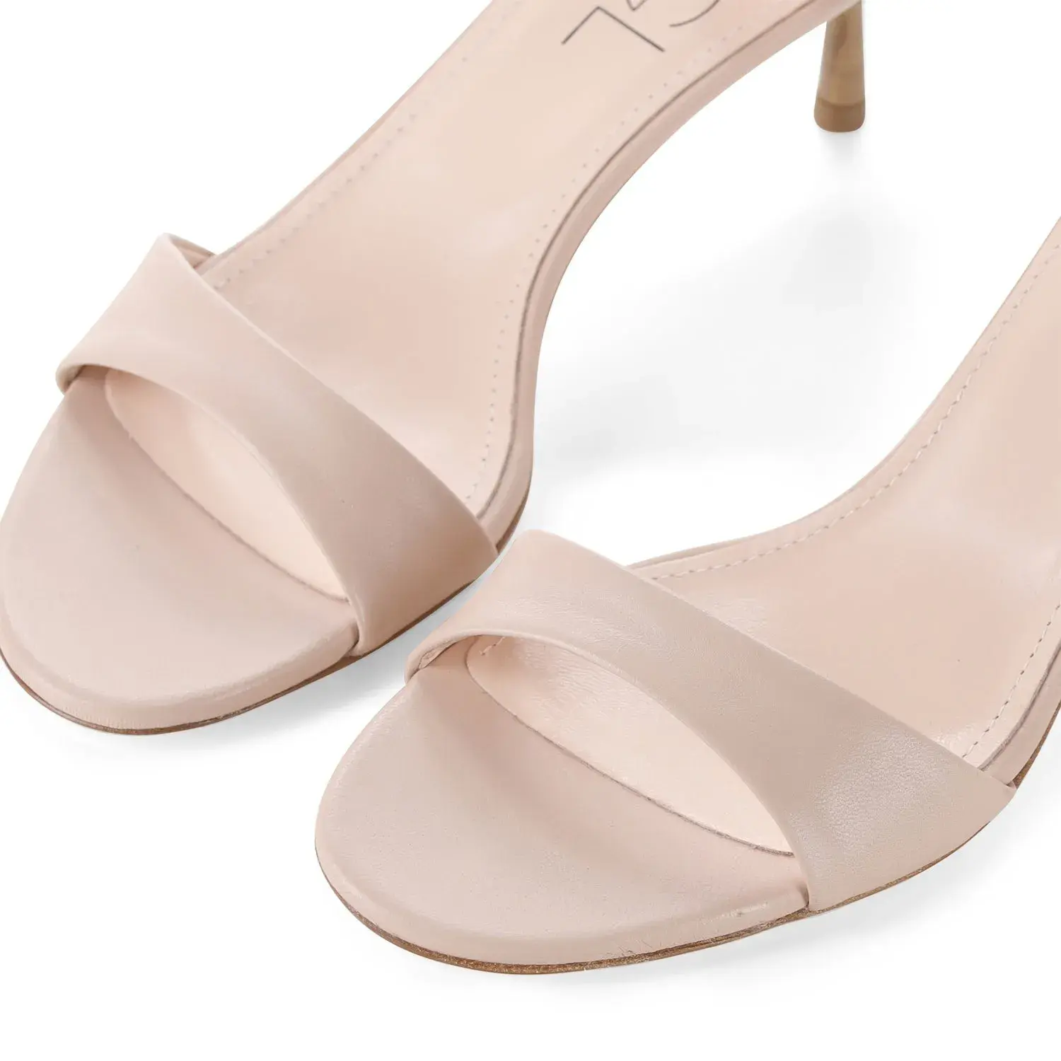 Leder-Sandalette mit Kitten Heel und Knöchelriemen