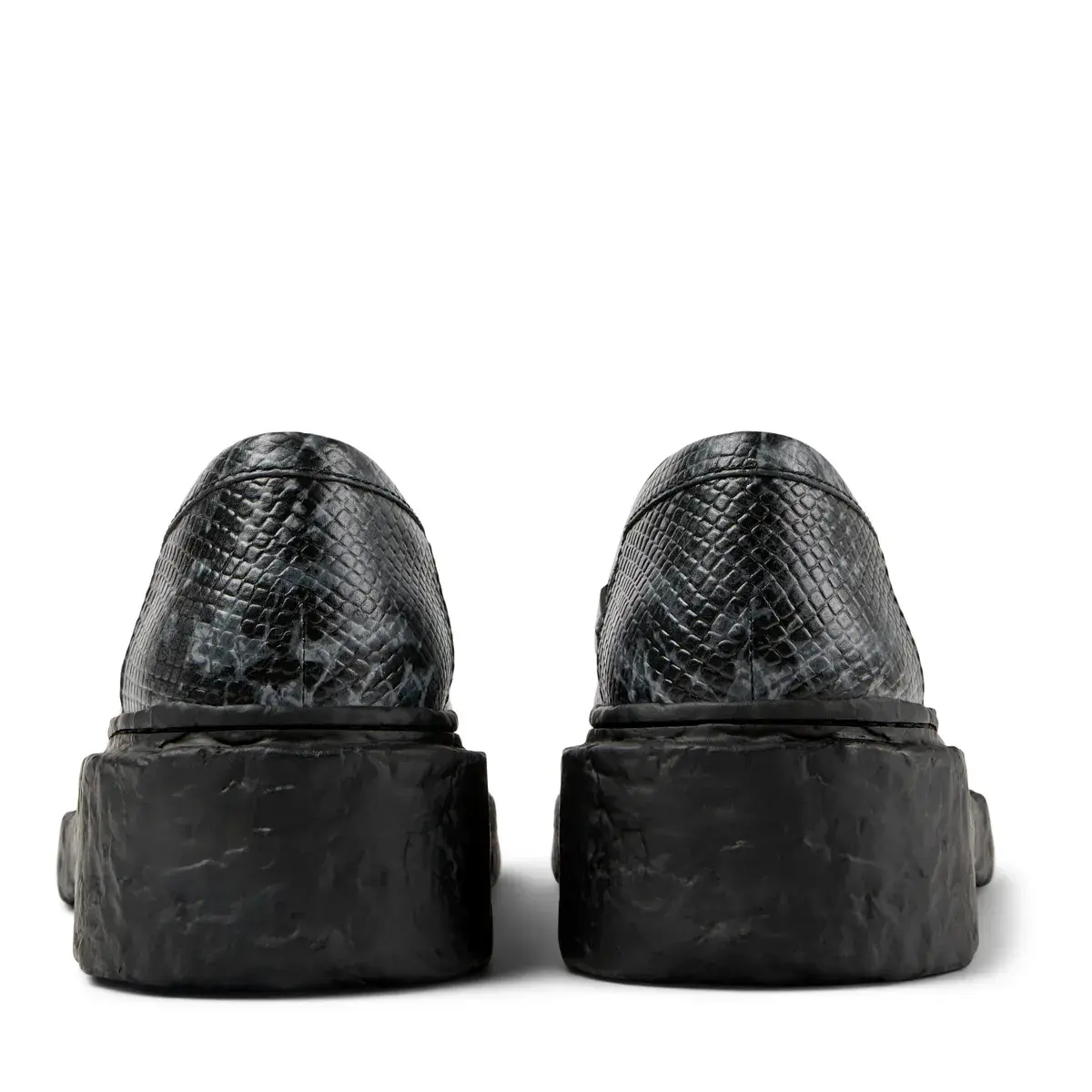 Schwarze Lederslipper mit Schlangenlederprägung