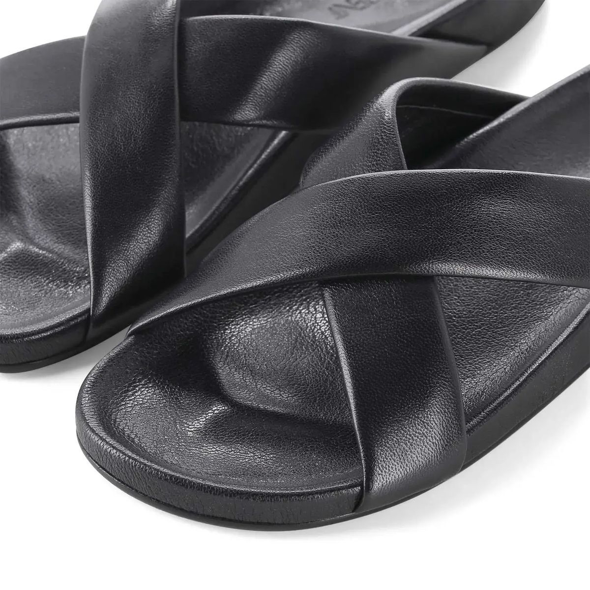 Minimalistische schwarze Leder-Sandalen mit Kreuzriemen