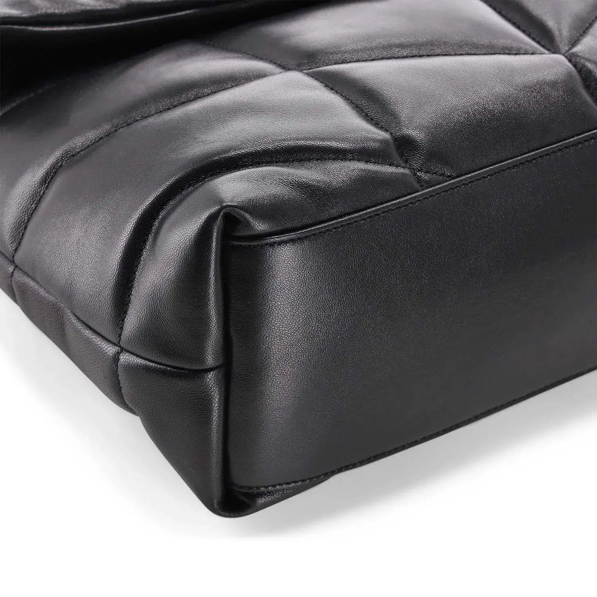 Gesteppte Leder-Schultertasche mit Kette