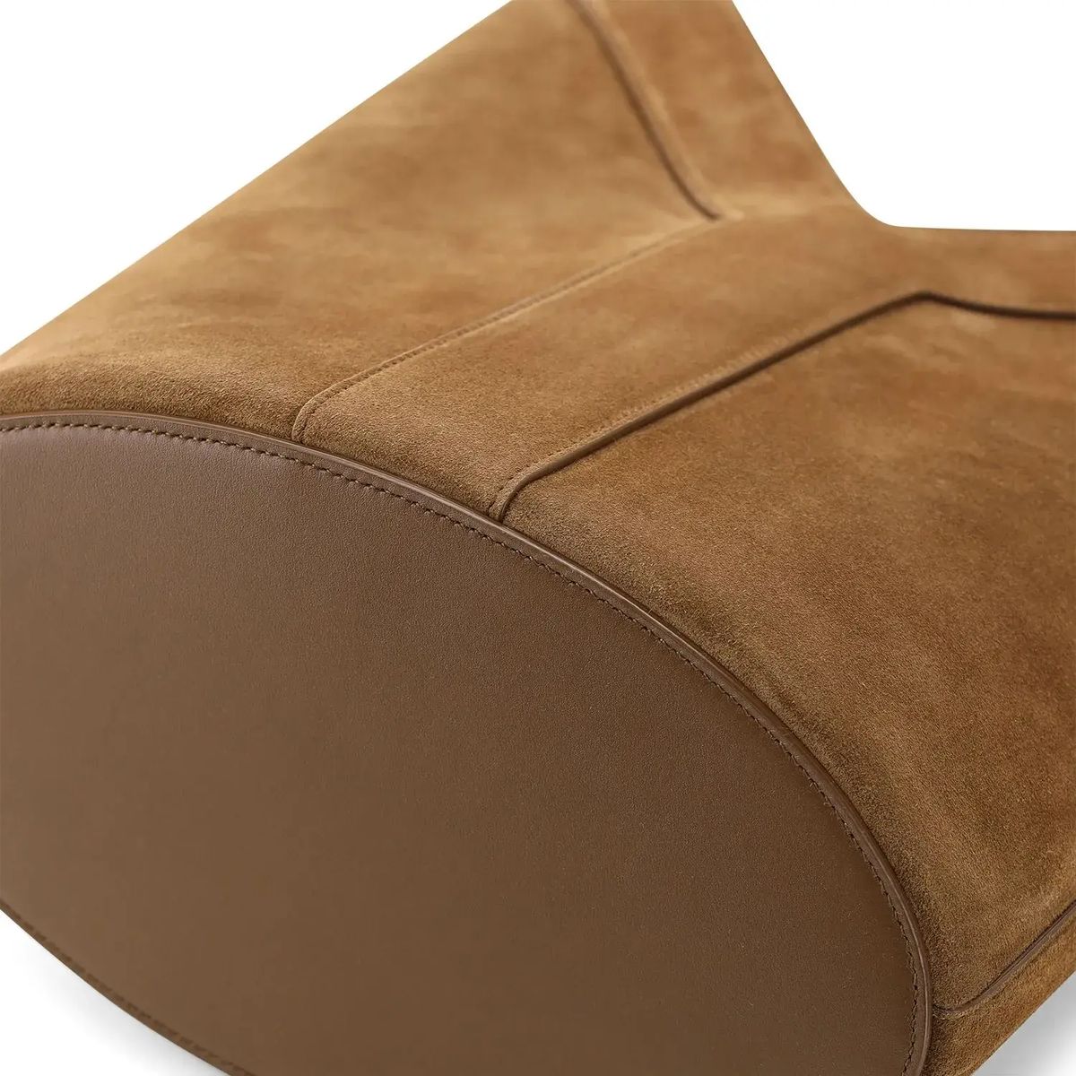 Bucket Bag aus Wildleder mit Henkel