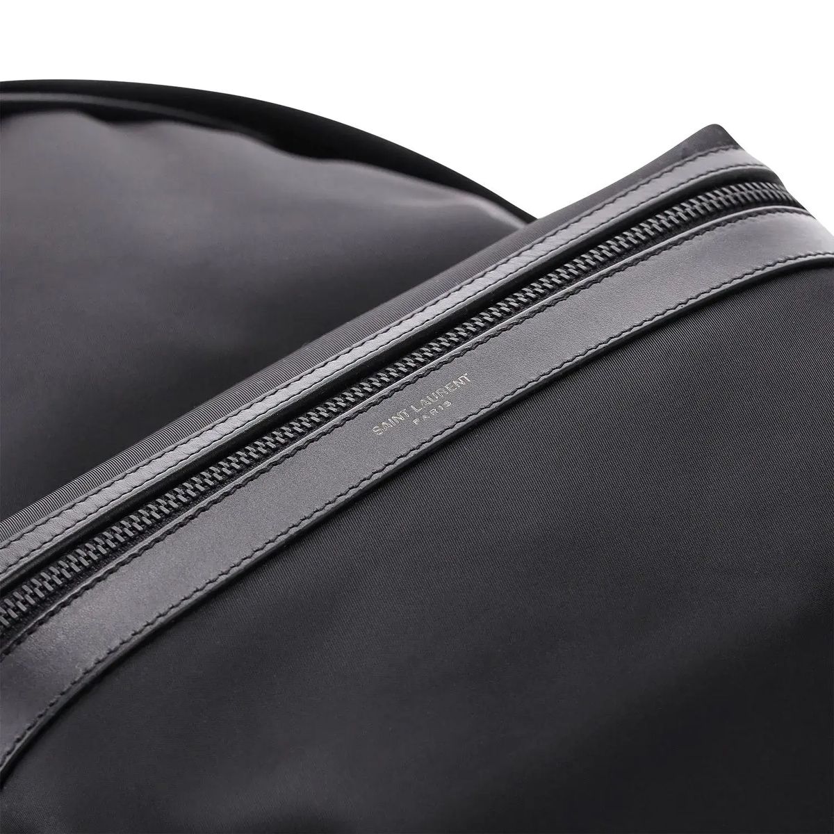 Schlanker Rucksack aus Nylon mit Logo-Prägung