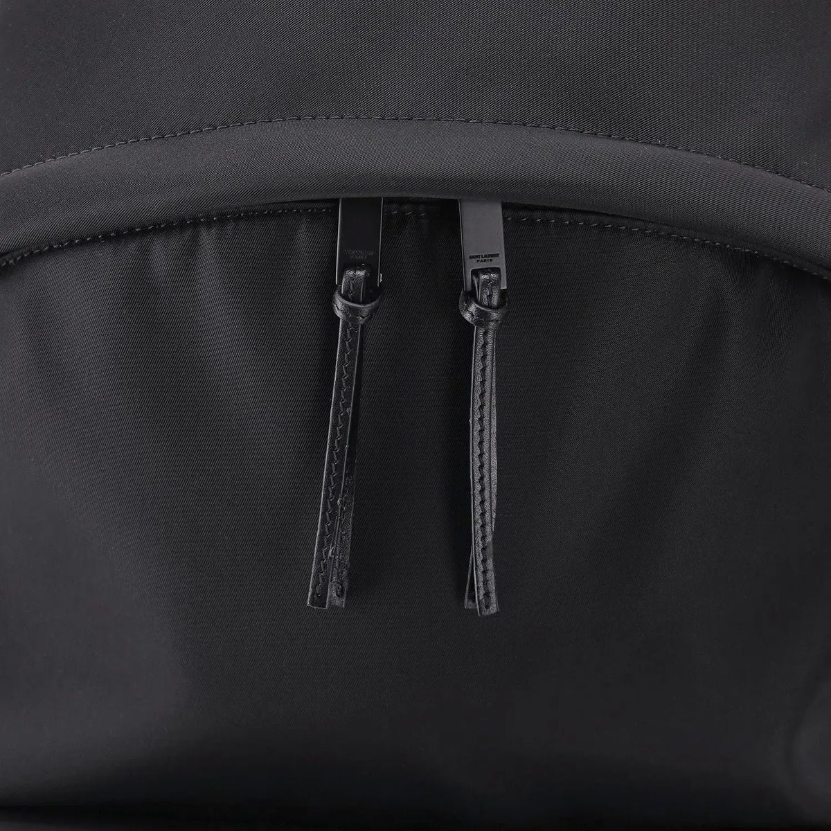 Schlanker Rucksack aus Nylon mit Logo-Prägung