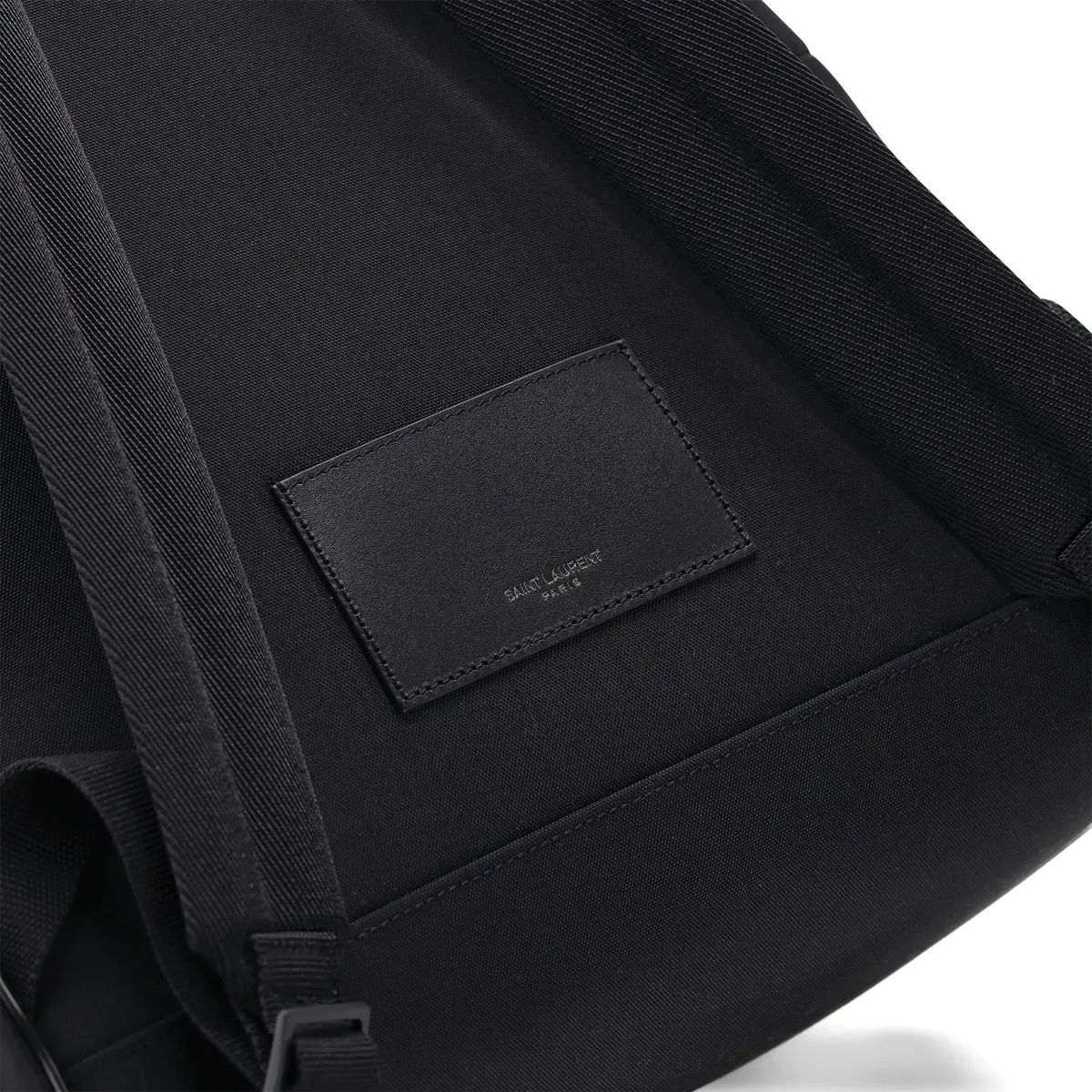 Schlanker Rucksack aus Nylon mit Logo-Prägung