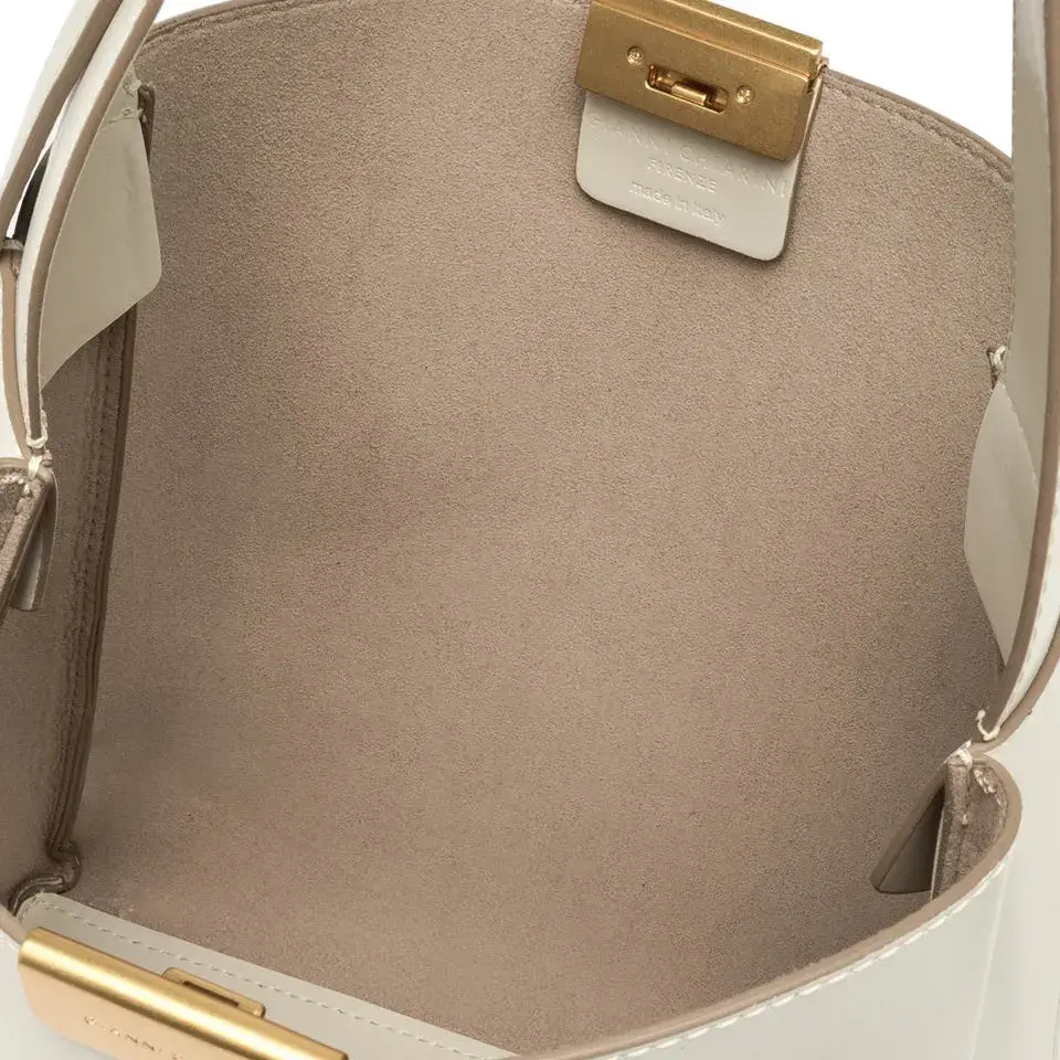 Minimalistische Schultertasche aus Leder
