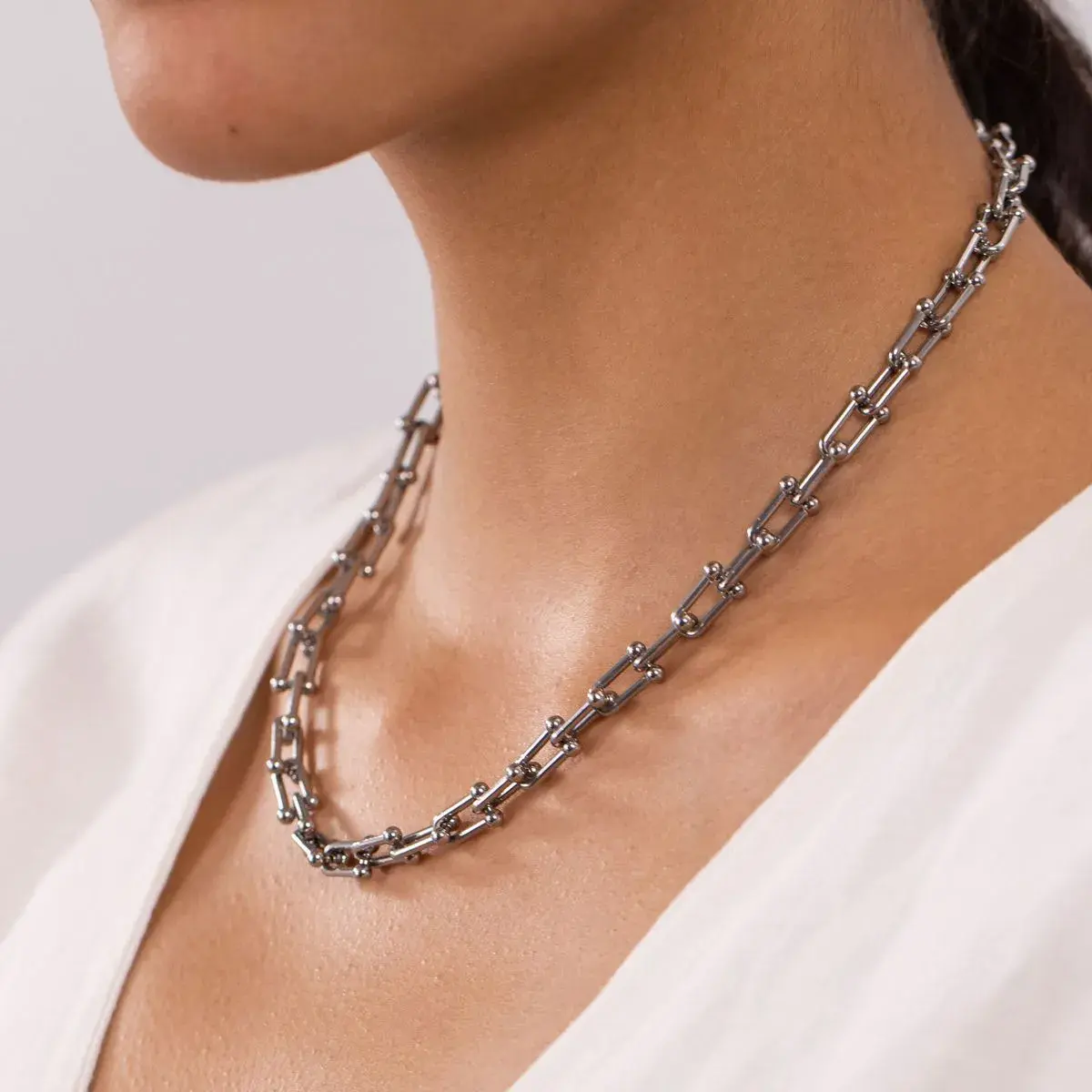 Silberfarbene Gliederkette