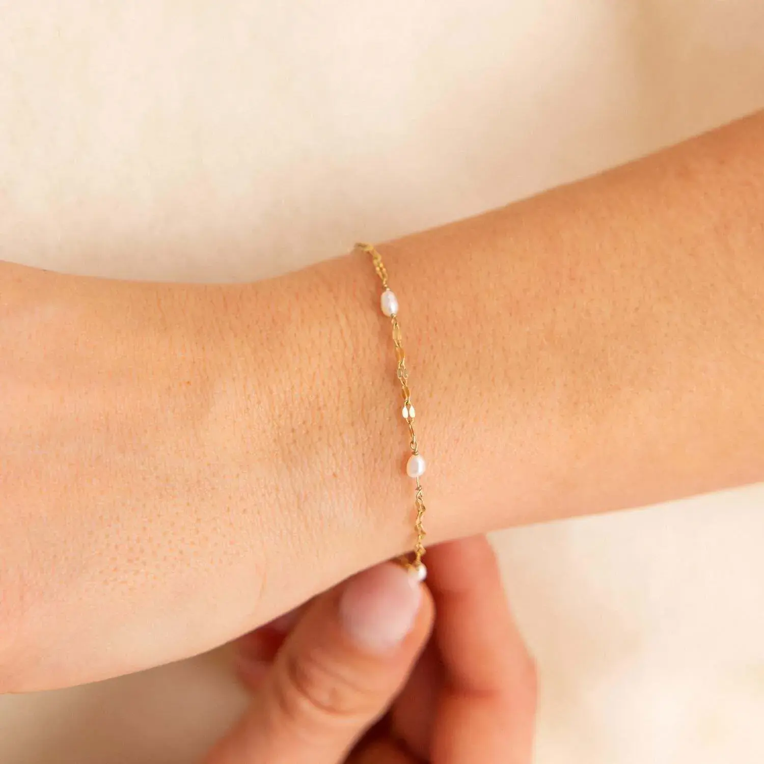 Zartes Perlenarmband Gold