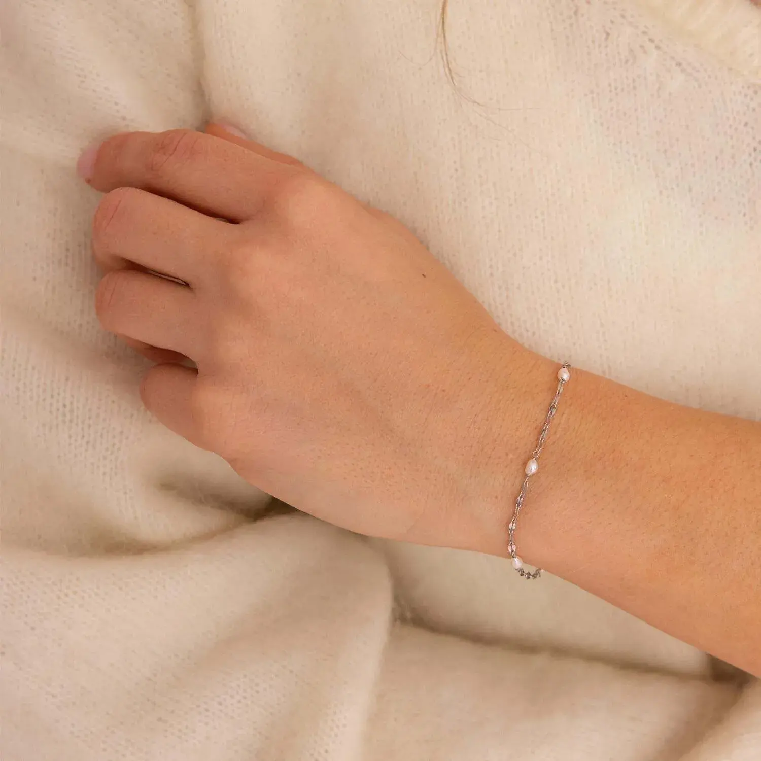 Zartes Perlenkettenarmband in Silber