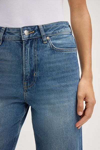 Hochtaillierte Jeans mit weitem Bein