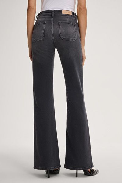 Hoch geschnittene Bootcut Jeans mit Taschen