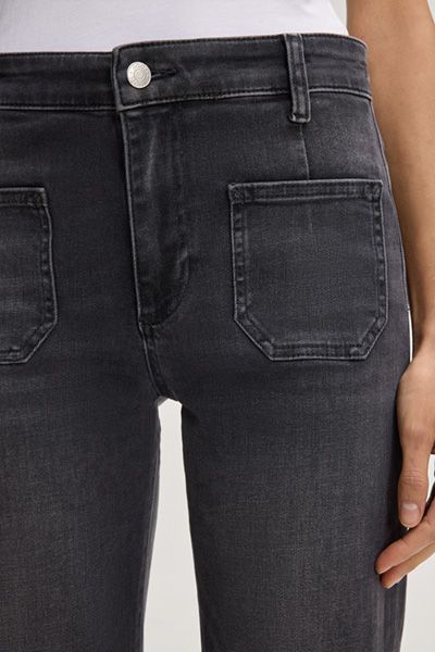 Hoch geschnittene Bootcut Jeans mit Taschen