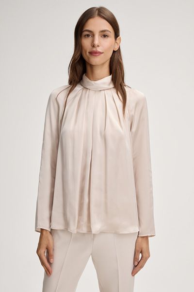 Elegante plissierte Satinbluse mit hohem Kragen