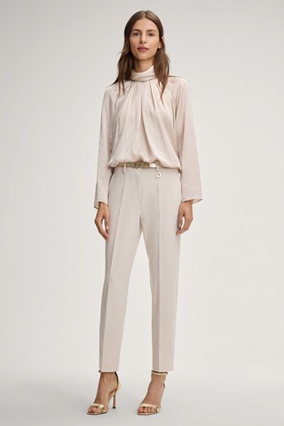 Elegante plissierte Satinbluse mit hohem Kragen