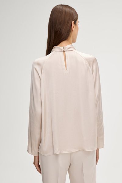 Elegante plissierte Satinbluse mit hohem Kragen