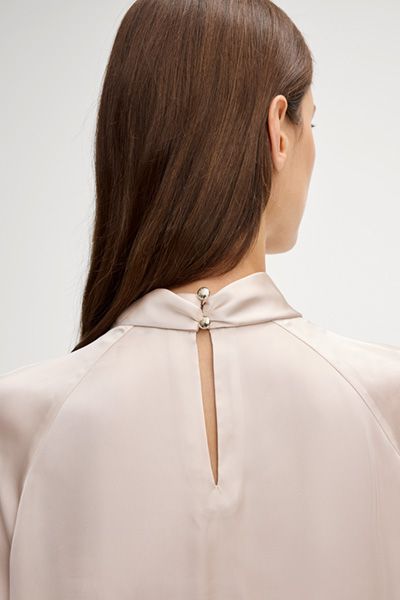 Elegante plissierte Satinbluse mit hohem Kragen