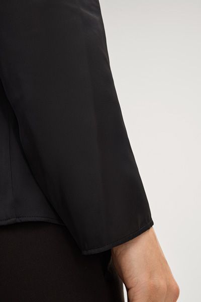 Elegante Satinbluse mit Stehkragen