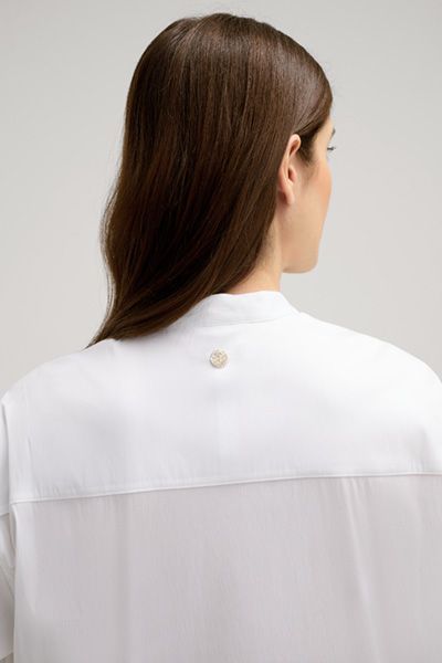 Klassische weiße Baumwollbluse mit Stehkragen