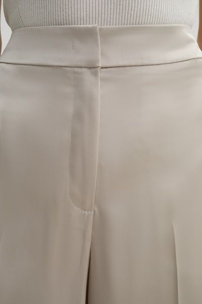 Weite Satinhose mit Bügelfalte