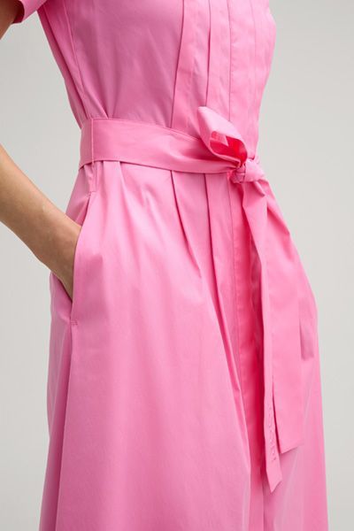 Rosa Midikleid Hemdblusenstil mit Bindegürtel