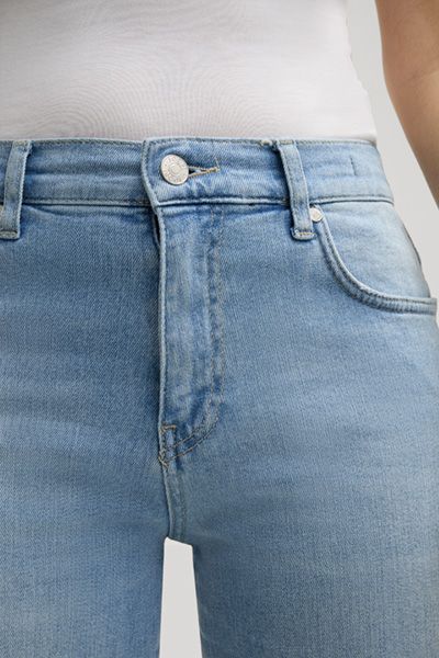 Tapered Jeans mit hoher Taille in heller Waschung