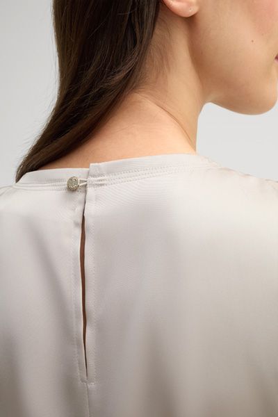 Elegantes ärmelloses Satin-Midikleid