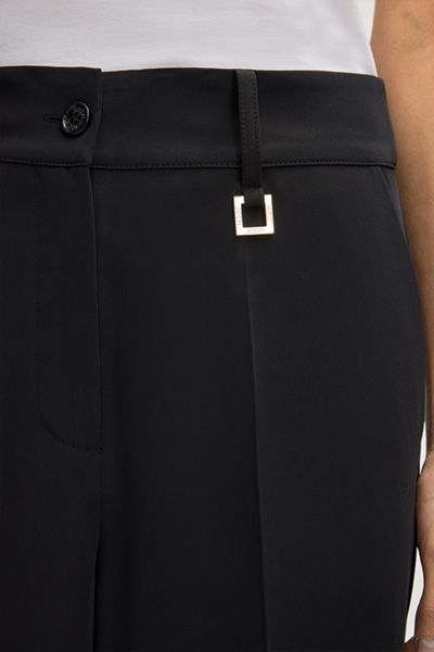 Schwarze Damenhose mit weitem Bein