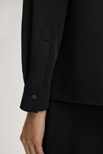 Schwarze Twill-Crêpe-Bluse mit Taschen