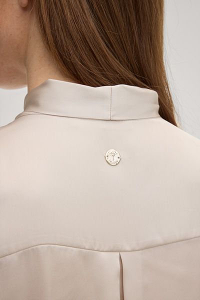 Elegante Satinbluse mit Schleifenkragen
