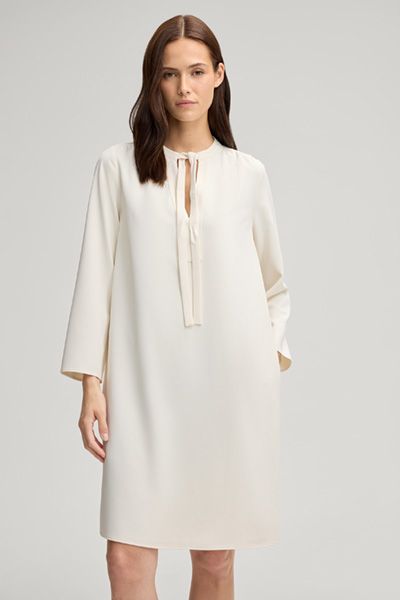 Elegantes Crème-farbenes Crêpe-Etuikleid