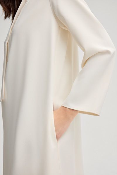 Elegantes Crème-farbenes Crêpe-Etuikleid