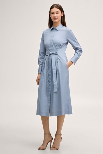 Baumwollstretch-Hemdblusenkleid in Midi-Länge in Hellblau