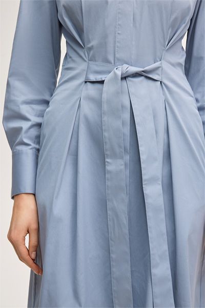 Baumwollstretch-Hemdblusenkleid in Midi-Länge in Hellblau