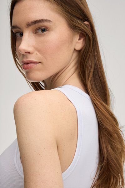 Top Taina Weißes Ärmelloses Tanktop mit Strassverzierungen