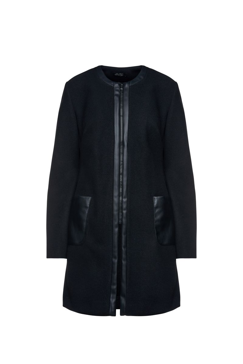 Schwarzer Mantel aus Mufflonimitat mit Details aus Kunstleder