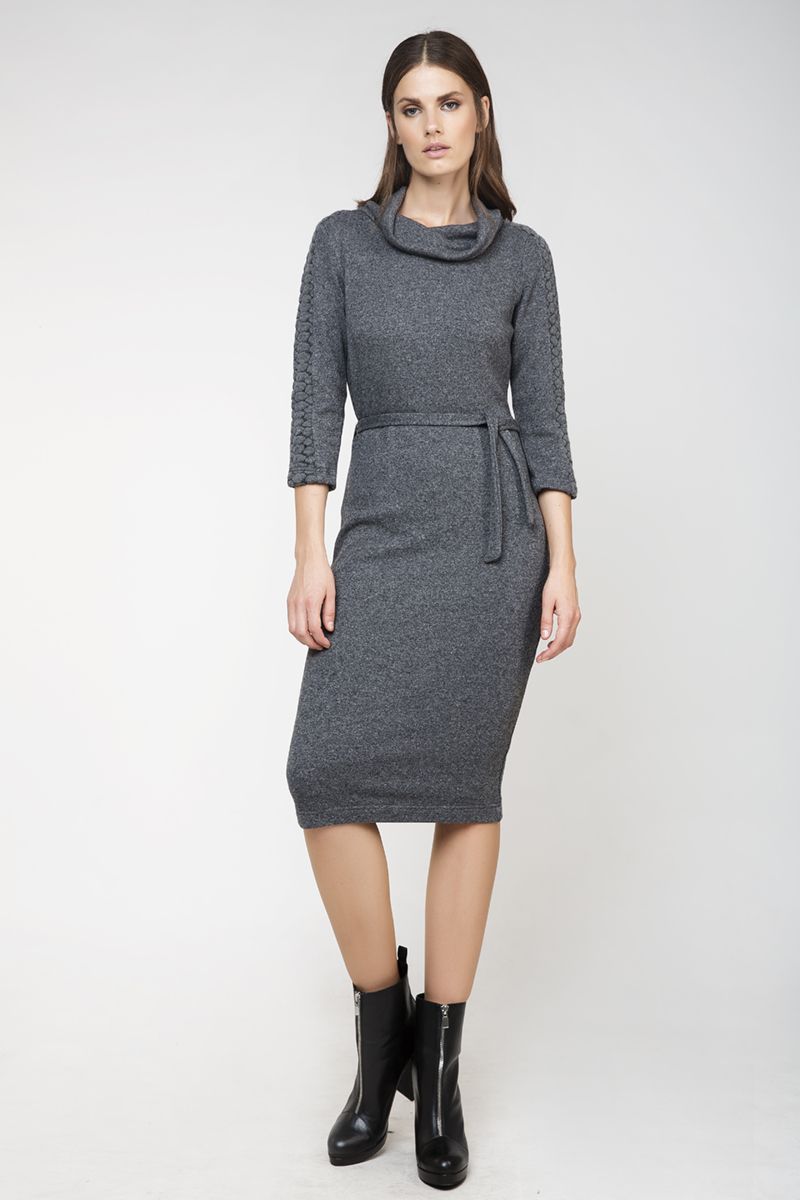 Gestricktes, tailliertes Kleid mit selbsttragendem Gürtel