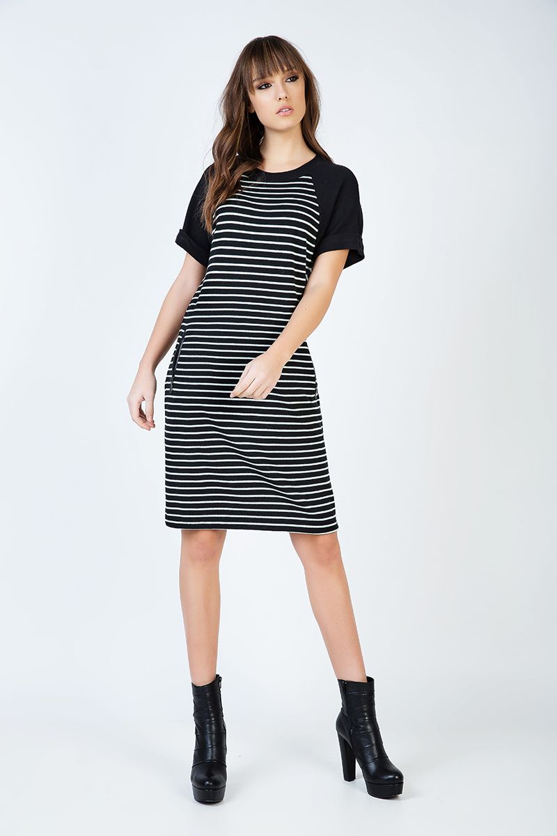 Kurzärmeliges gestreiftes Kleid mit Taschen