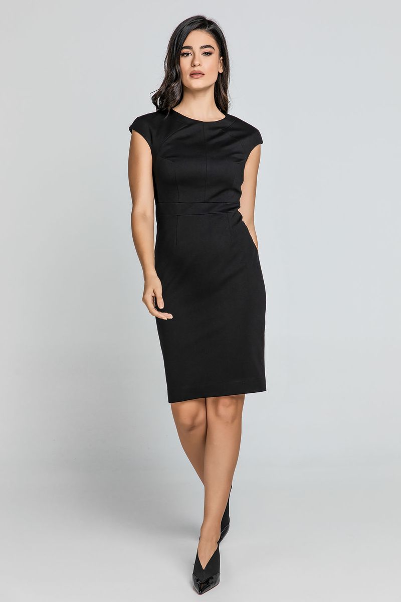Tailliertes schwarzes Kleid mit Flügelärmeln von Conquista Fashion