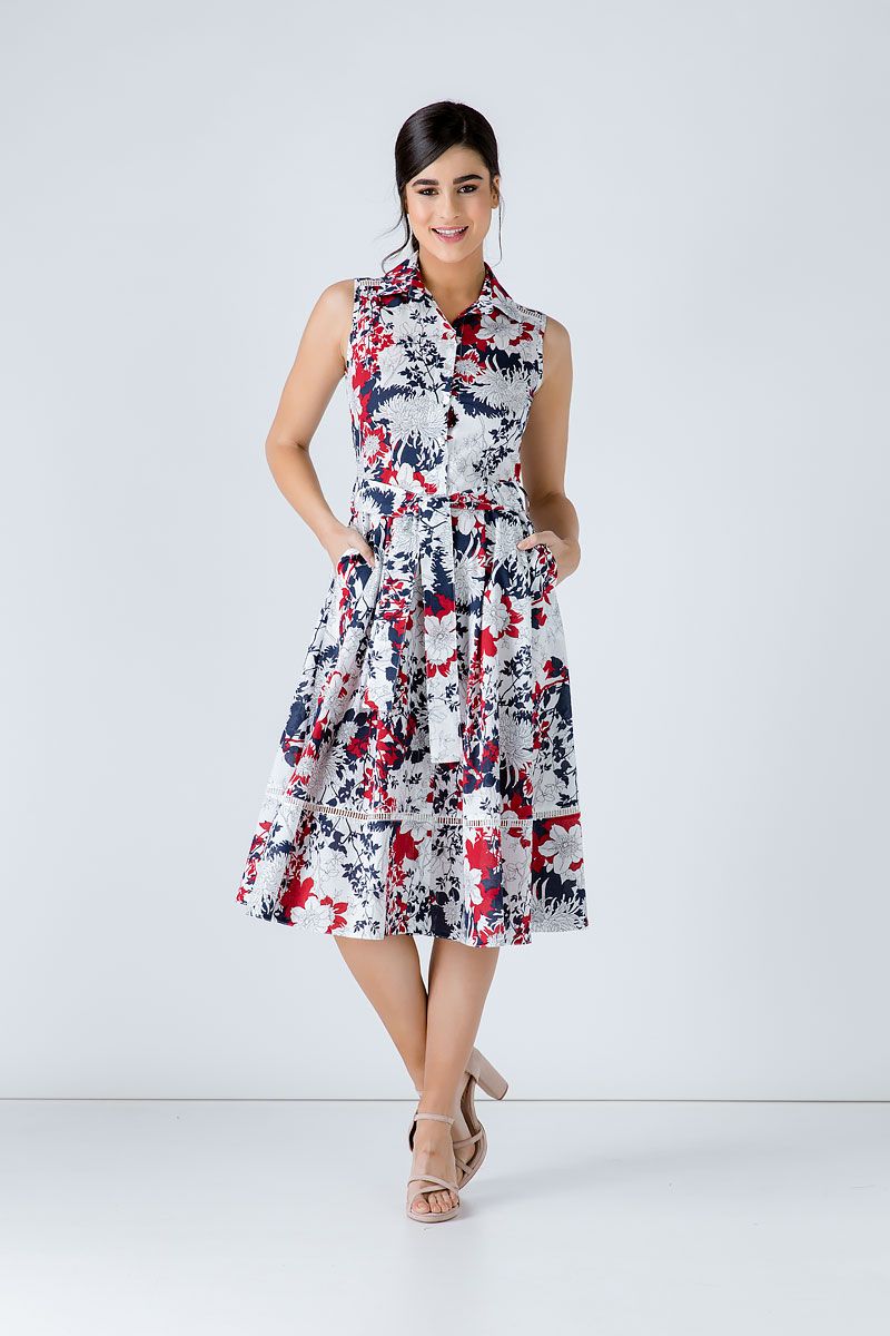 Marineblaues Kleid mit Blumenmuster und Gürtel