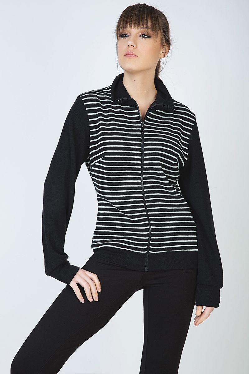 Langärmelige Strickjacke aus gestreiftem Strickstoff