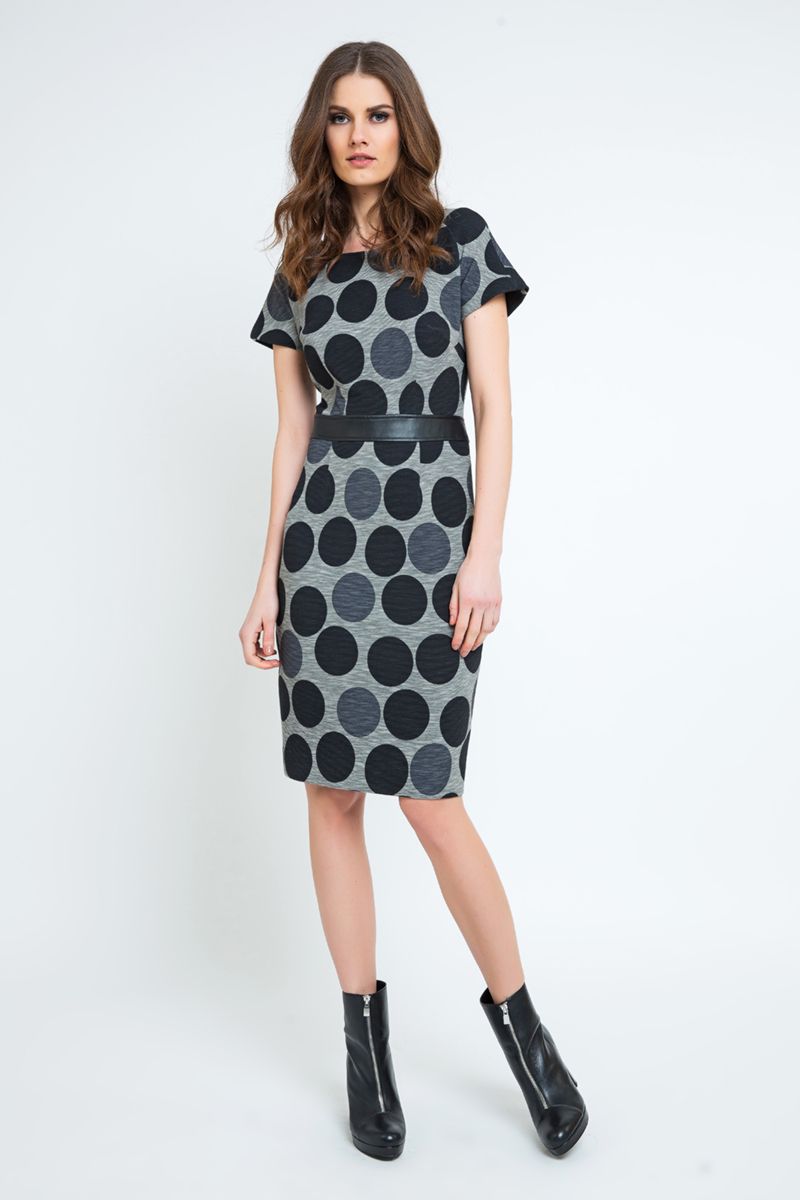 Gerades gepunktetes Kleid mit Plissee-Bund