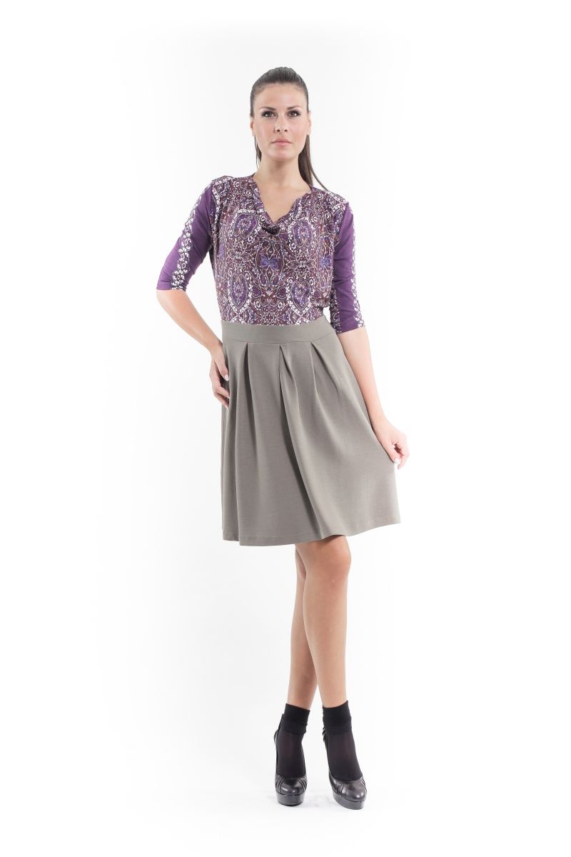 Kleid mit Druckdetail und Faltenrock