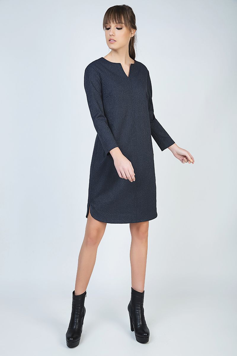 Langärmeliges Kleid mit abgerundetem Saum